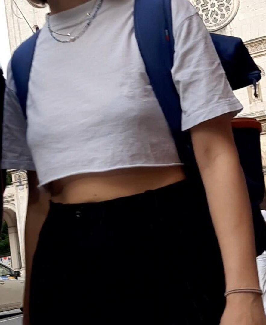 Braless Streetgirls 