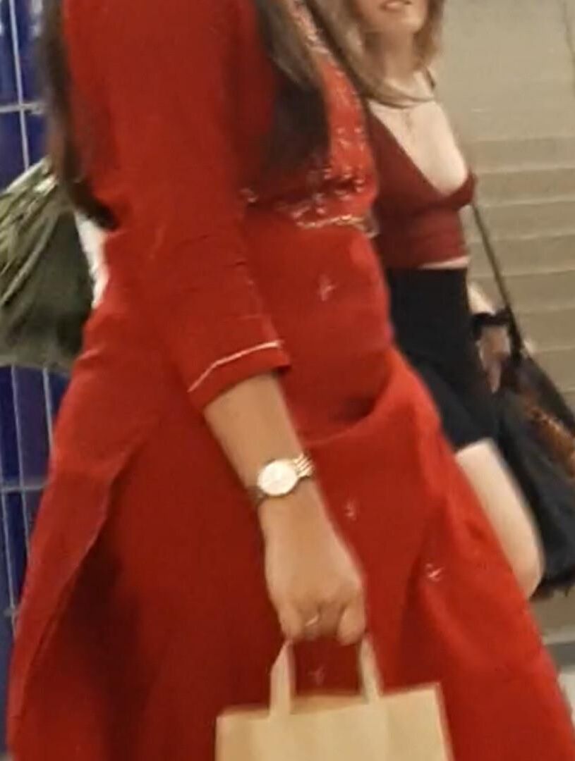 Streetgirls in skirts 