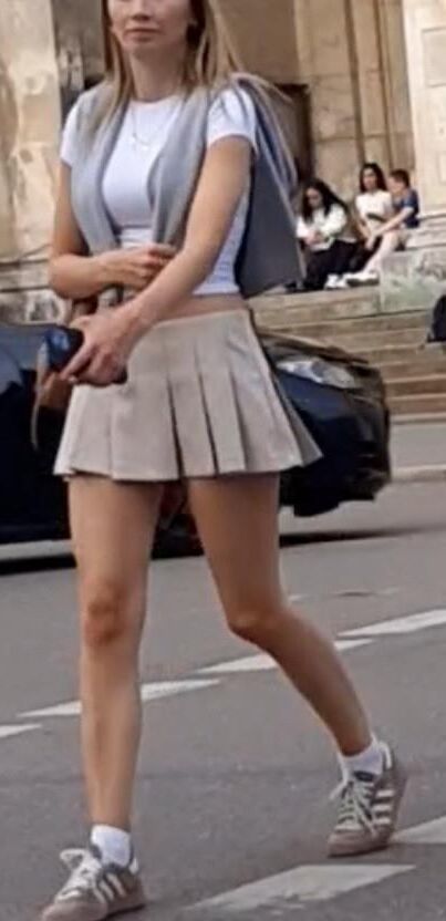 Streetgirls in skirts 