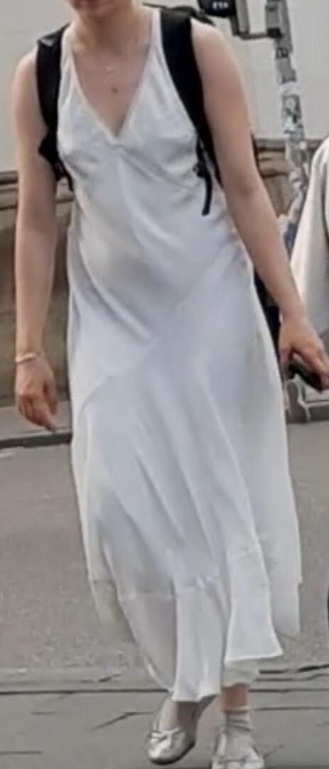 Streetgirls in skirts 