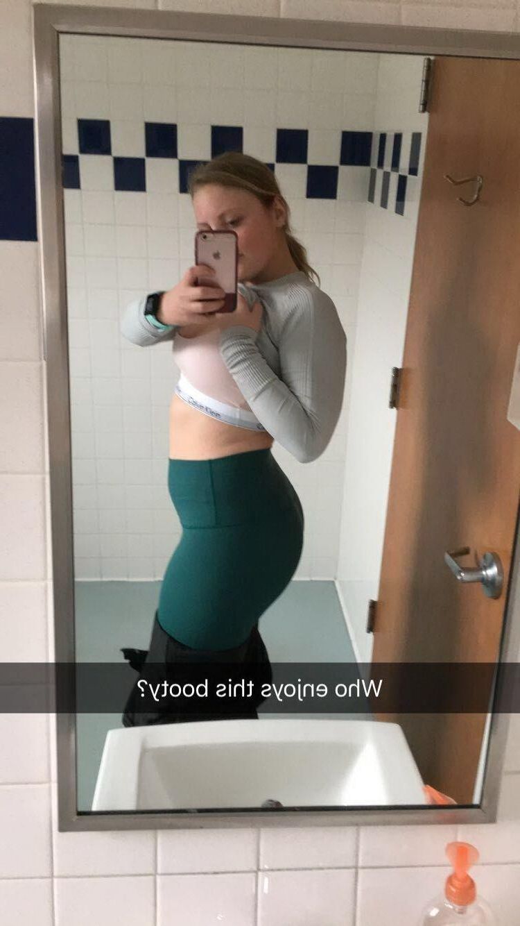 Teen blonde sexy se présentant