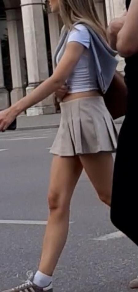 Streetgirls in skirts 