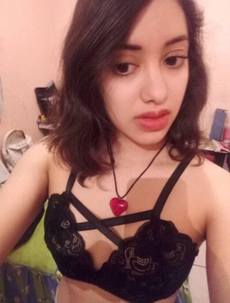 La jolie Latina GF est une pute timide