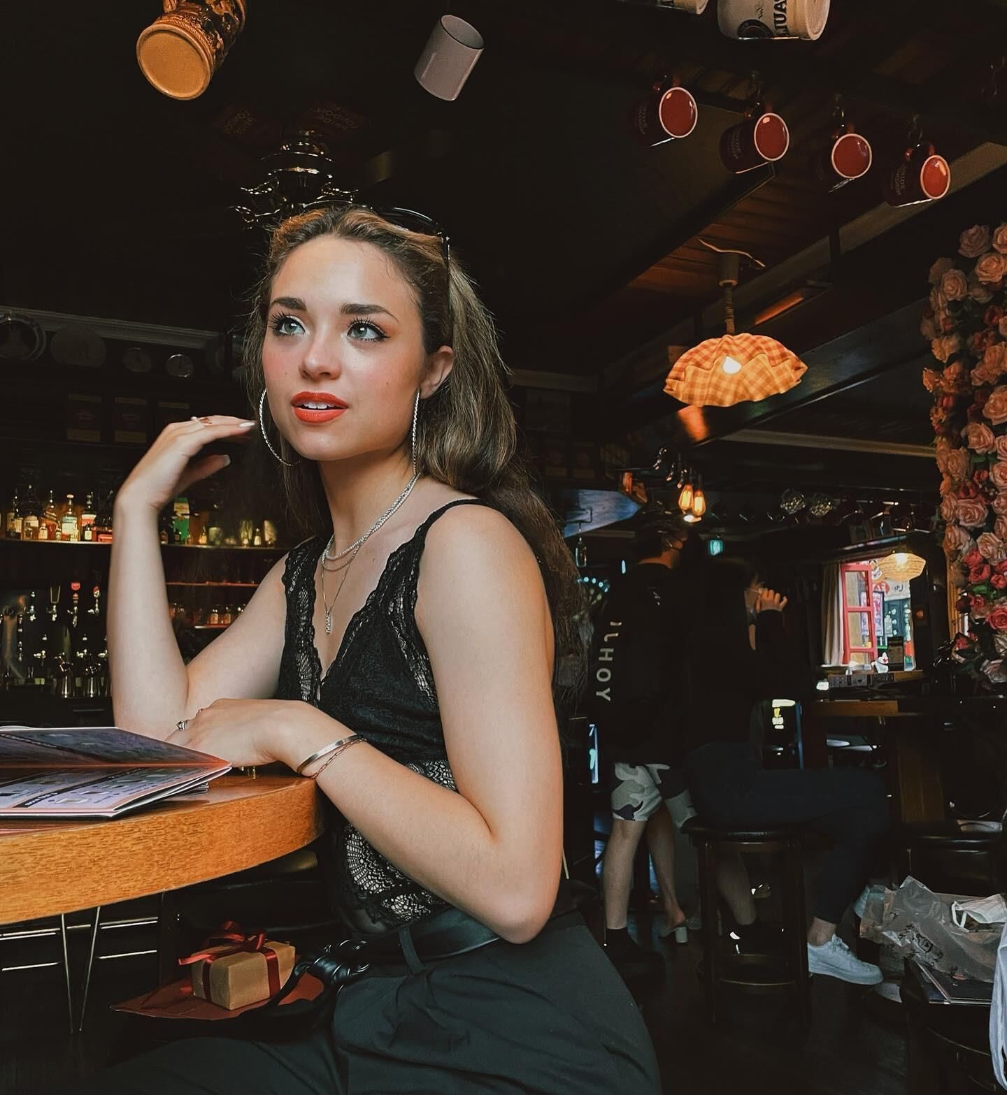 Mignonne adolescente de l'université latina serrée pour commentaires