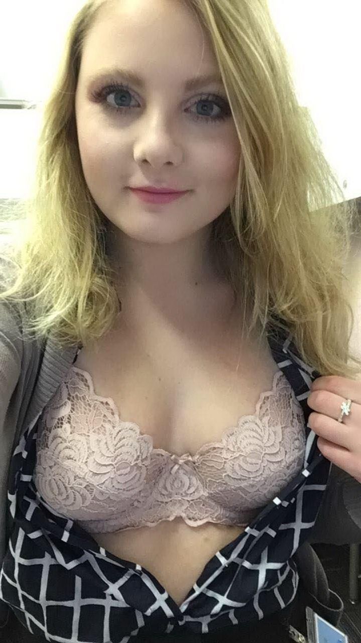 Teen blonde sexy se présentant