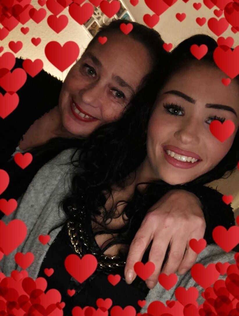 Mommy or daughter? And for what? Comment