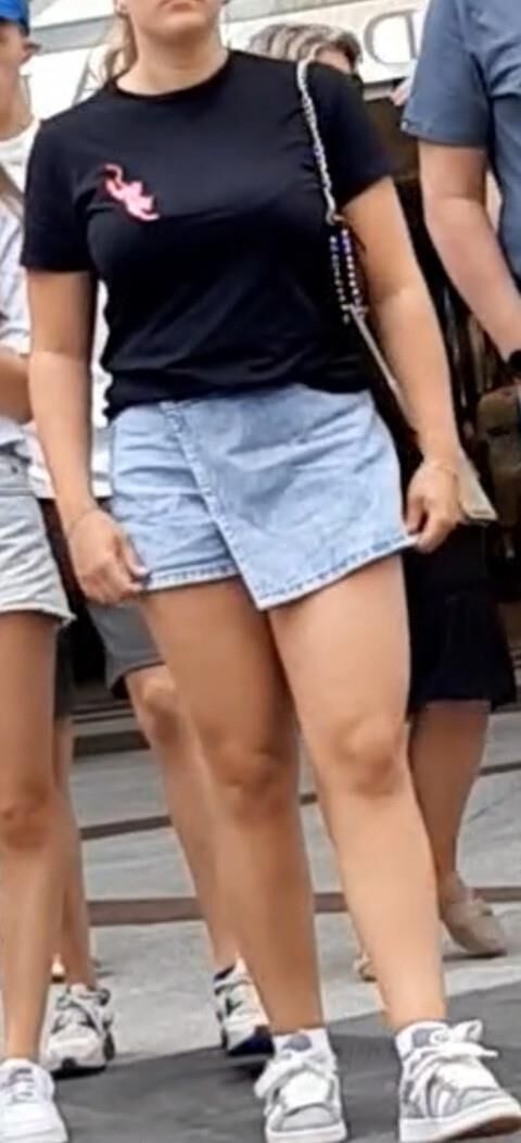 Streetgirls in shorts 