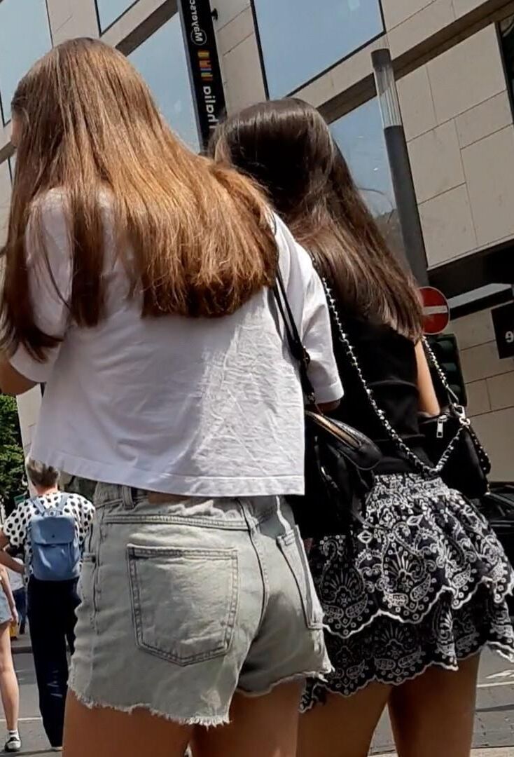 Streetgirls in shorts 