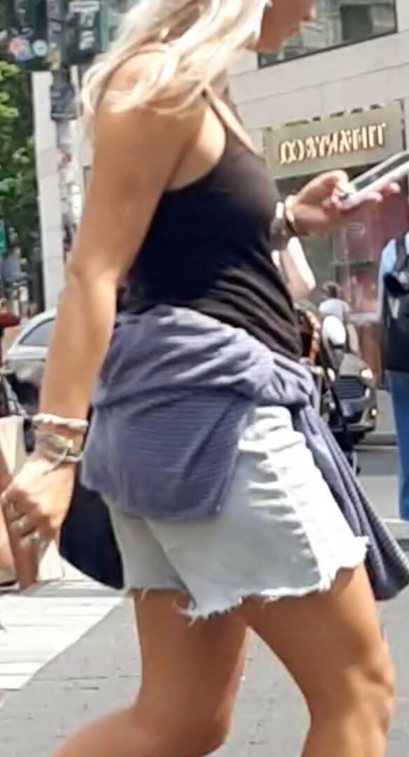 Streetgirls in shorts 