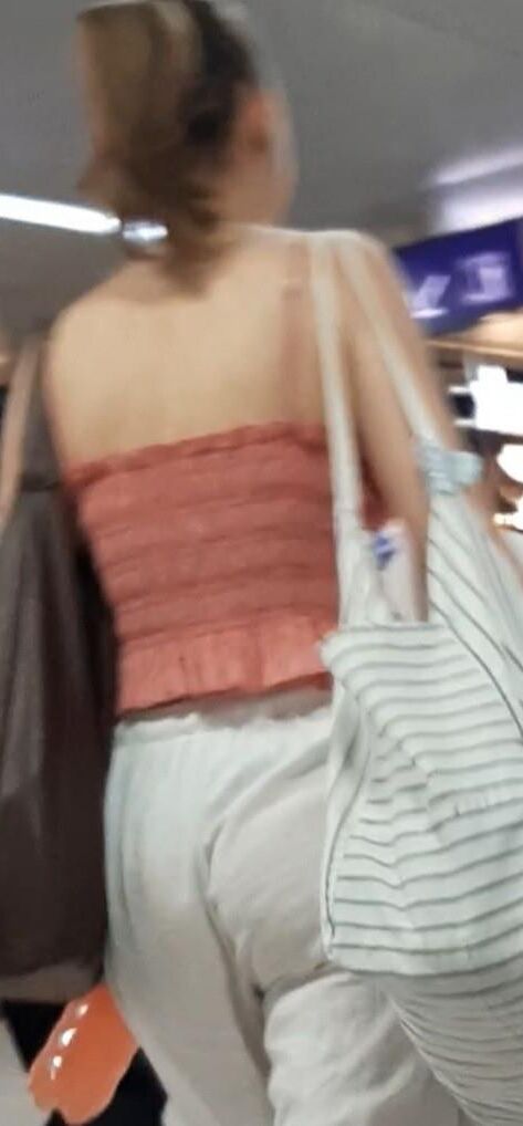 Streetgirls in skirts 