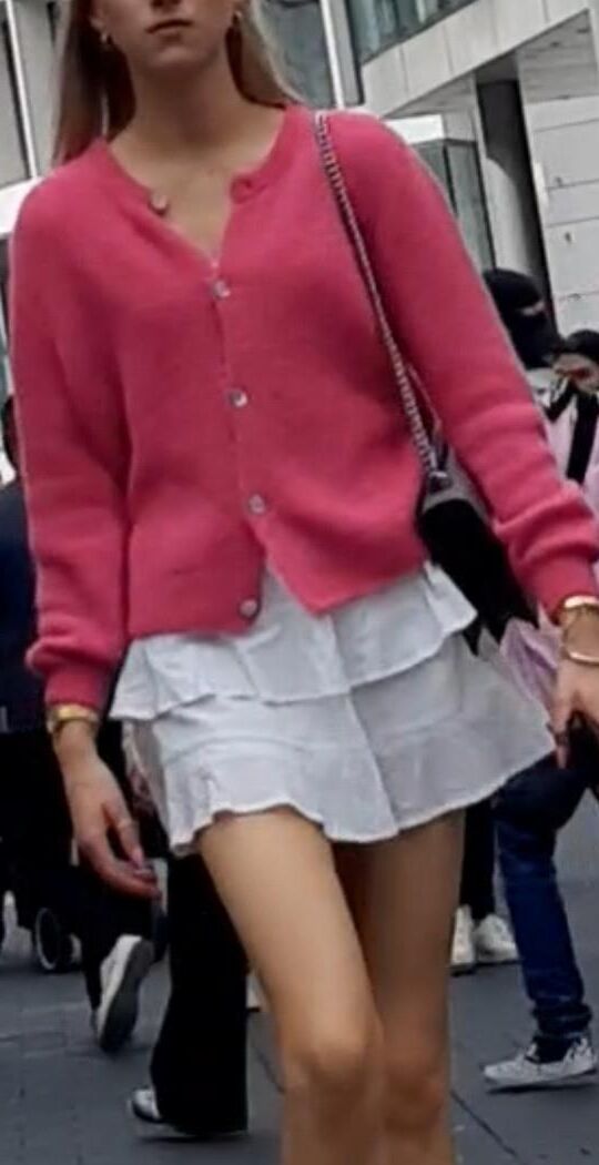 Streetgirls in skirts 