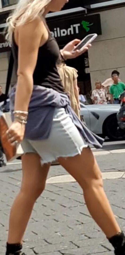 Streetgirls in shorts 