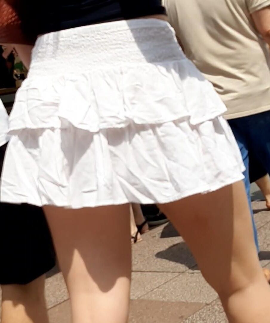 Streetgirls in skirts 