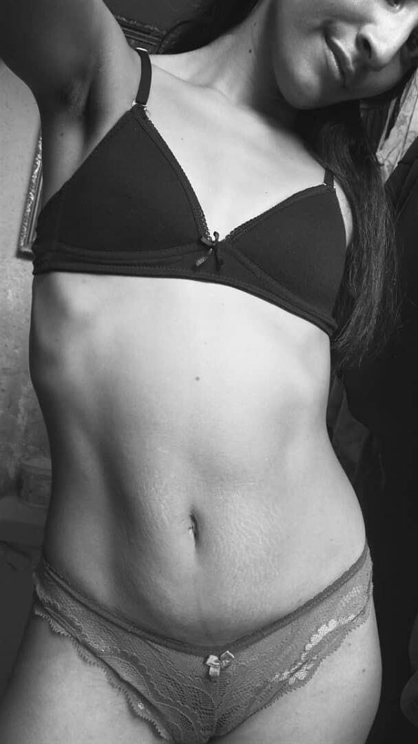 Flaco latina Rossana B. In Black Undies Net Slut expuesta