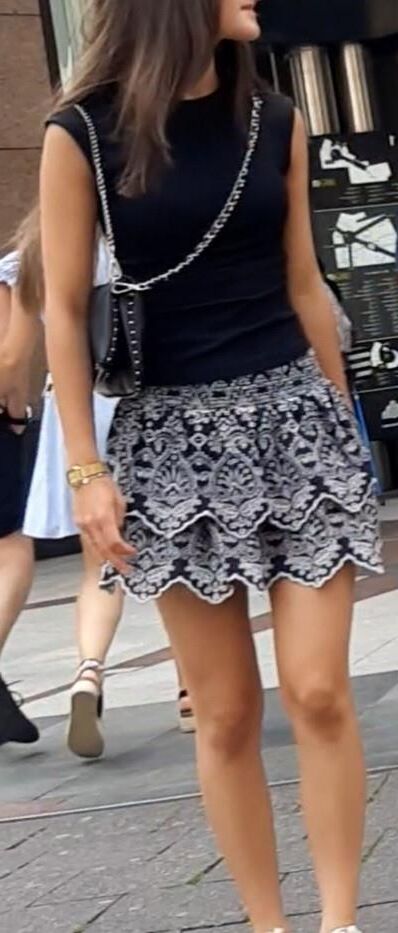 Streetgirls in skirts 