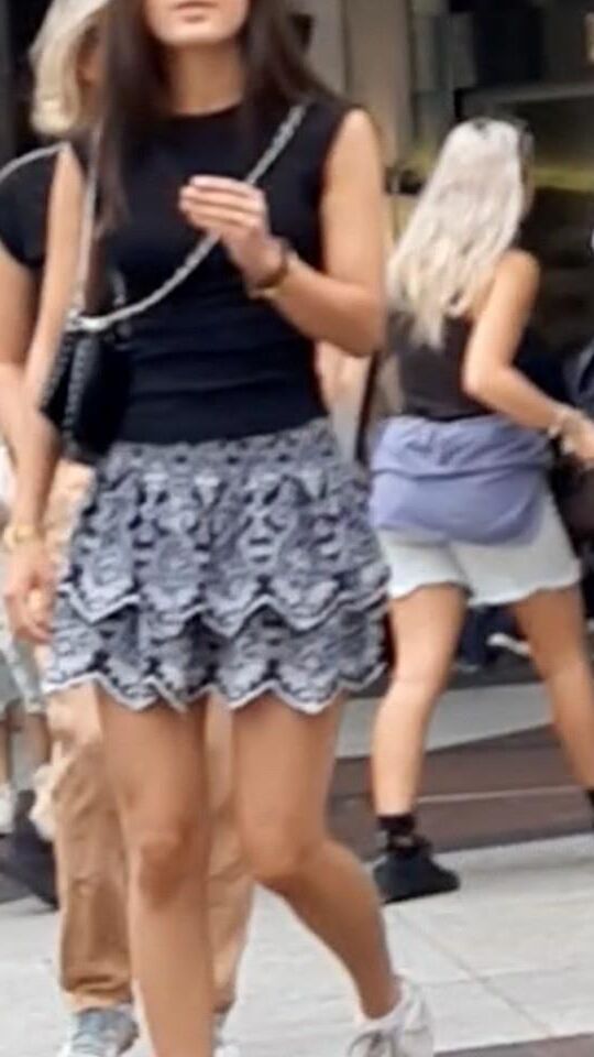Streetgirls in skirts 