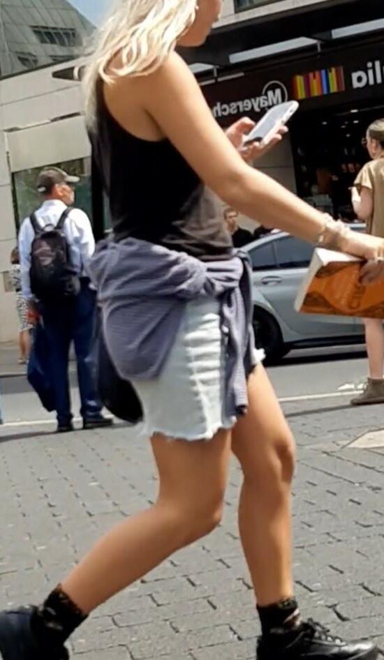 Streetgirls in shorts 