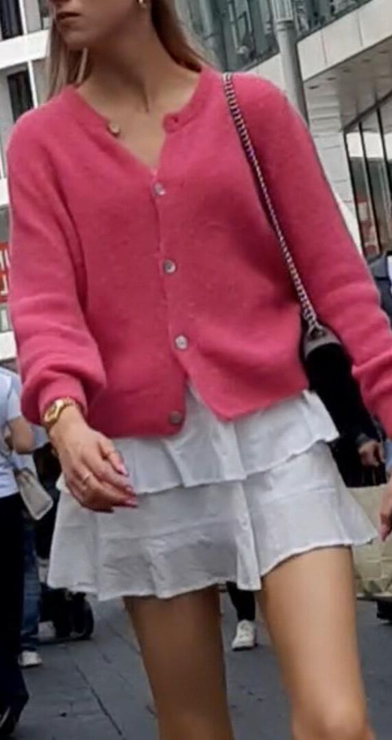 Streetgirls in skirts 