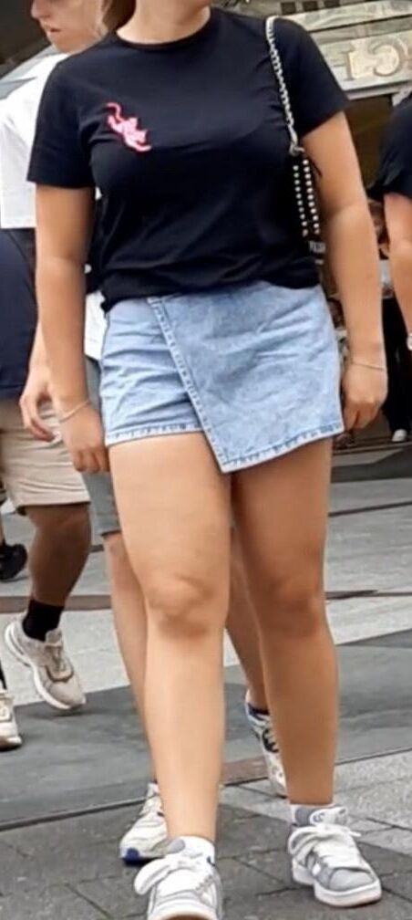 Streetgirls in shorts 