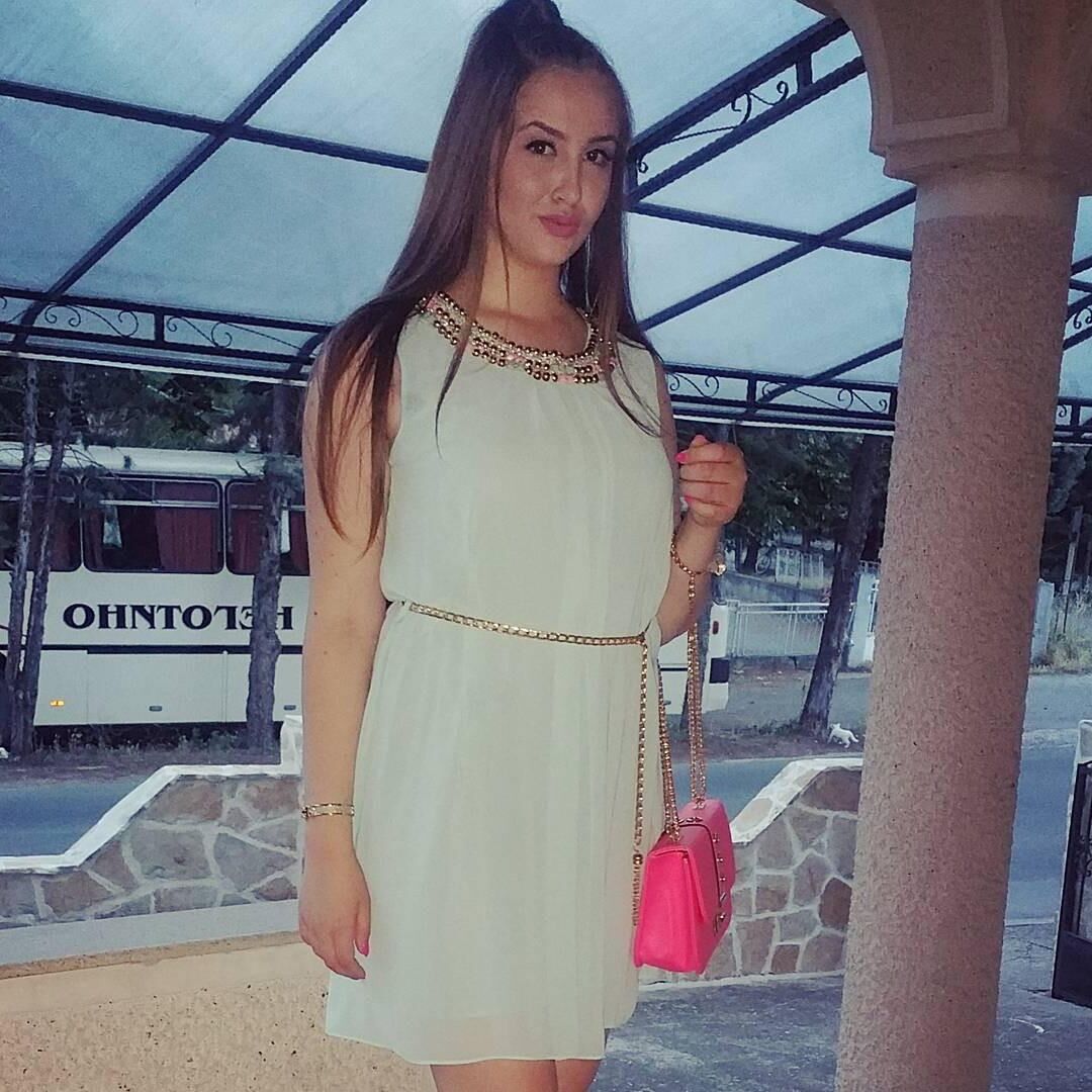Belle adolescente Simona
