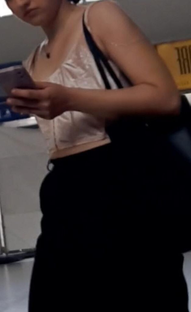 Streetgirls in skirts 
