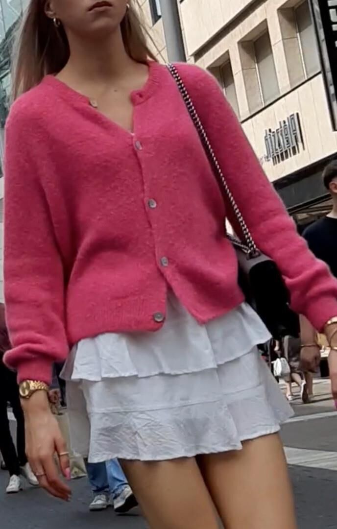 Streetgirls in skirts 