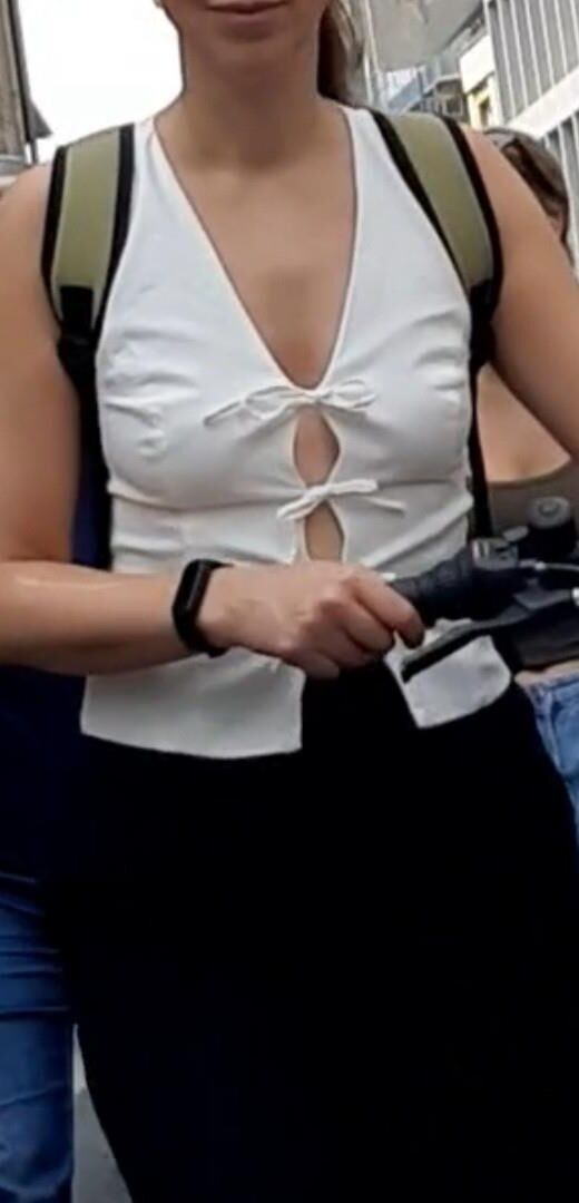 Braless Streetgirls 
