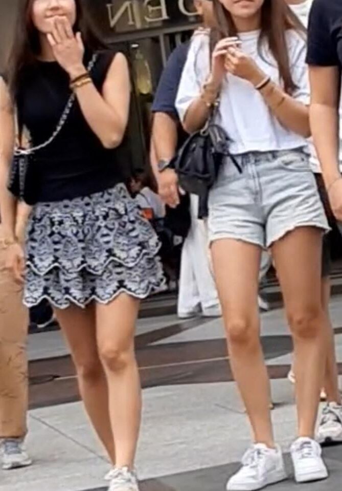 Streetgirls in skirts 