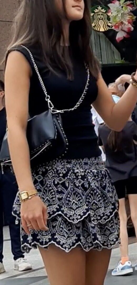 Streetgirls in skirts 