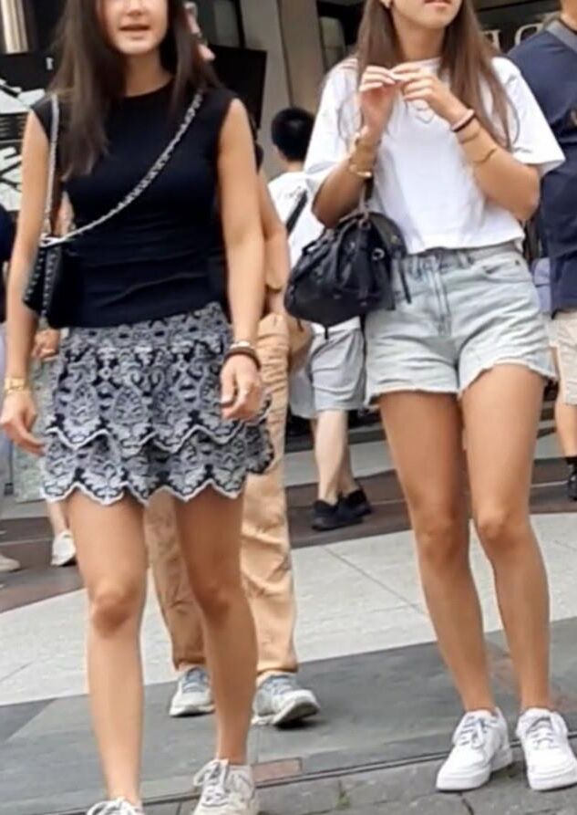 Streetgirls in skirts 