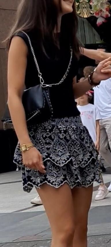 Streetgirls in skirts 