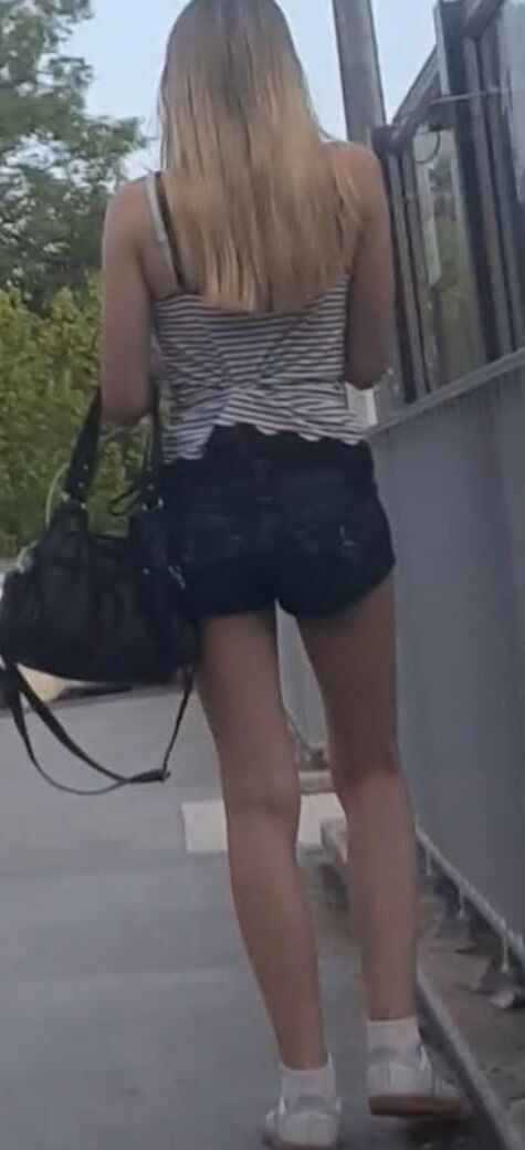 Streetgirls in shorts 