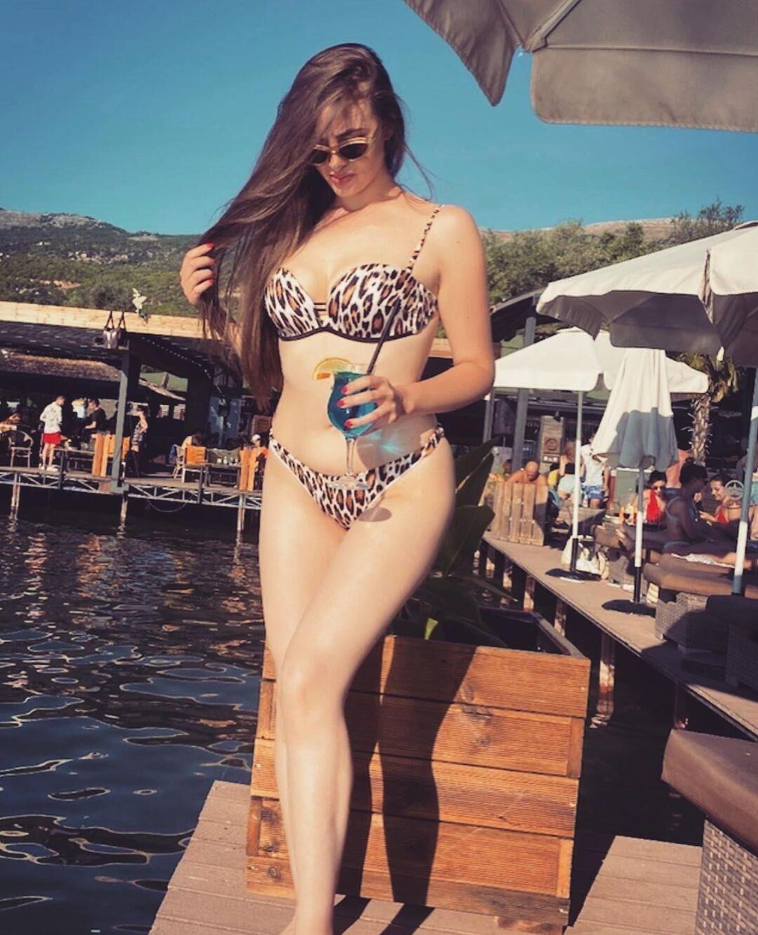 Belle adolescente Simona
