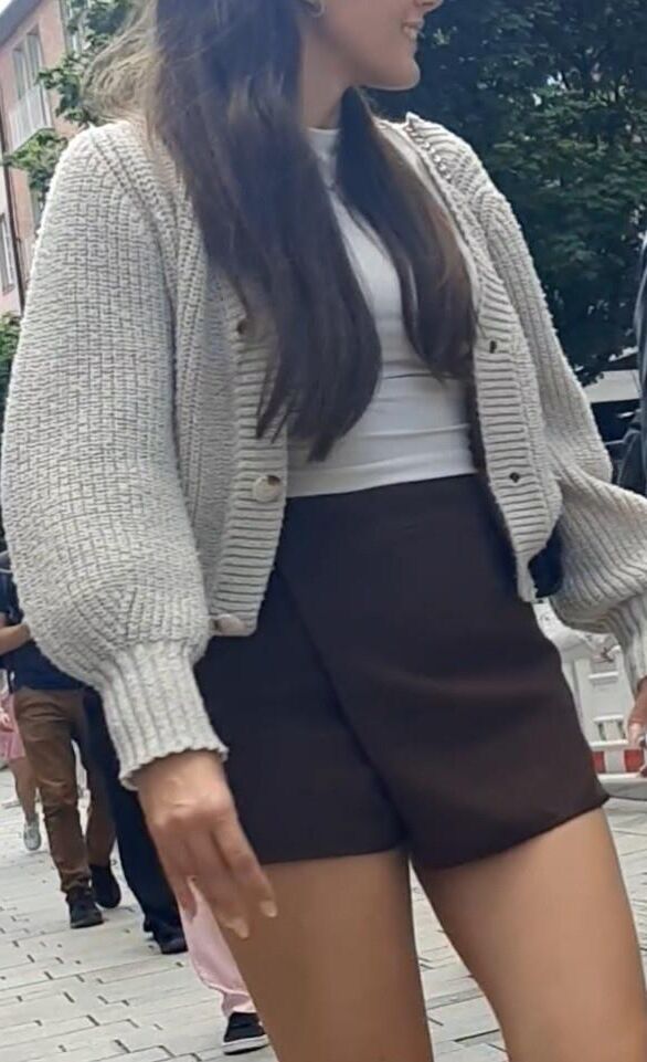 Streetgirls in skirts 