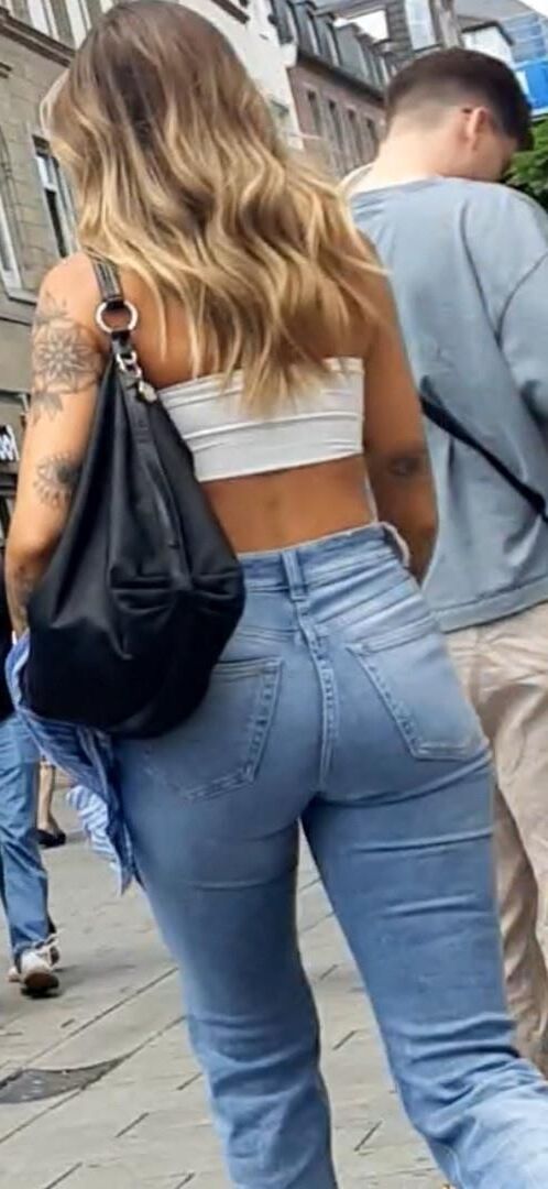 Streetgirls in shorts 
