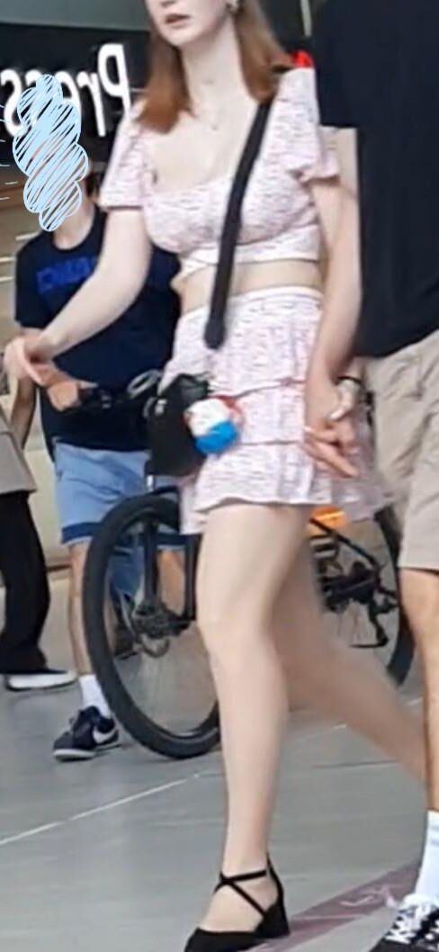 Streetgirls in skirts 