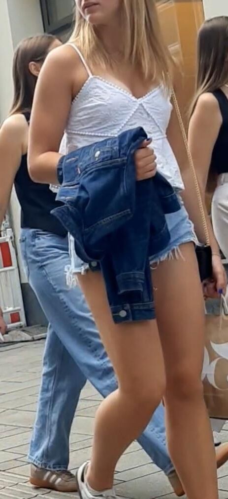 Streetgirls in shorts 