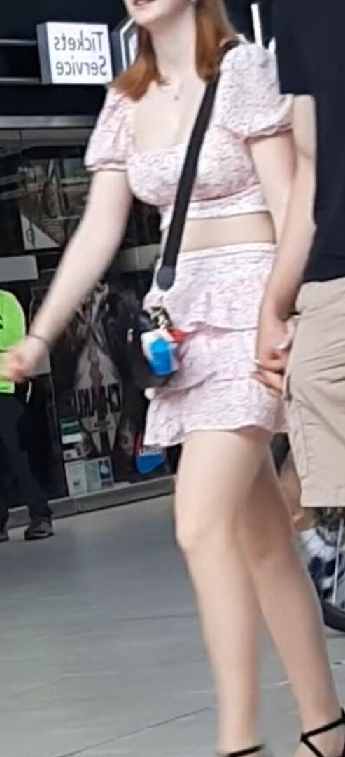 Streetgirls in skirts 
