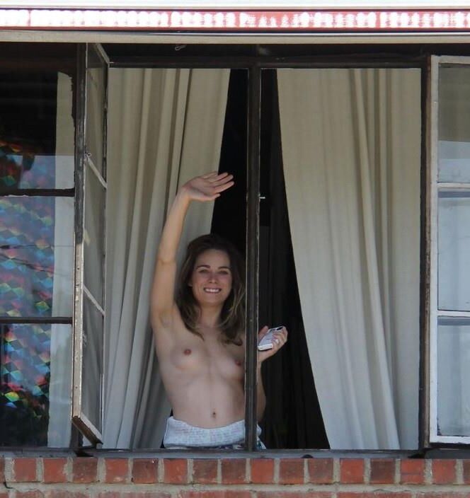 Mostrando esas tetas alegres