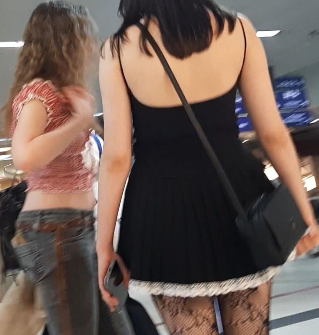 Streetgirls in skirts 