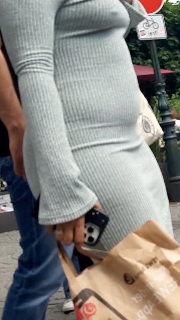 Streetgirls in skirts 
