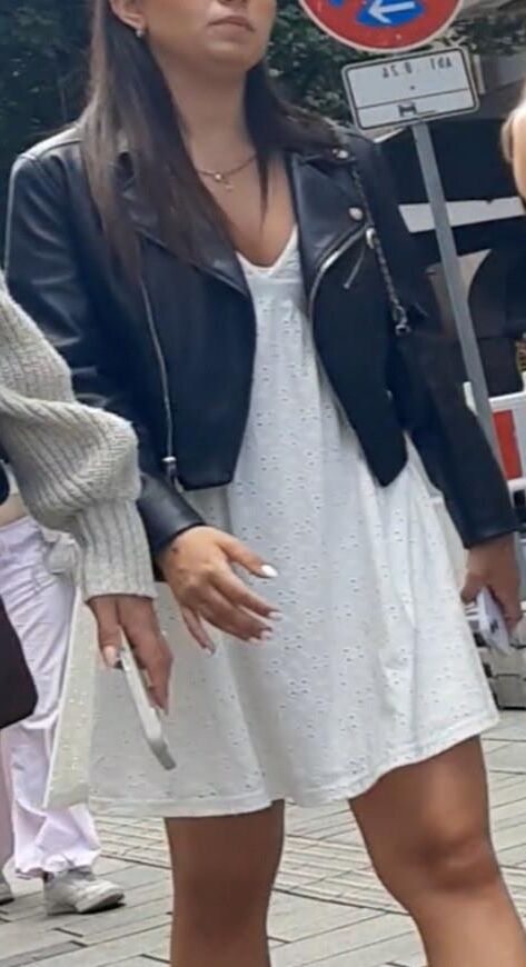 Streetgirls in skirts 