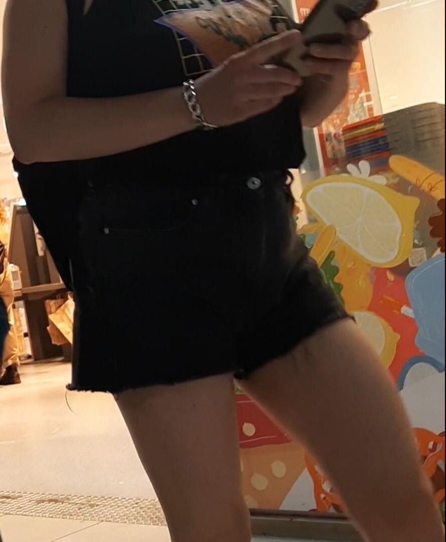 Streetgirls in skirts 