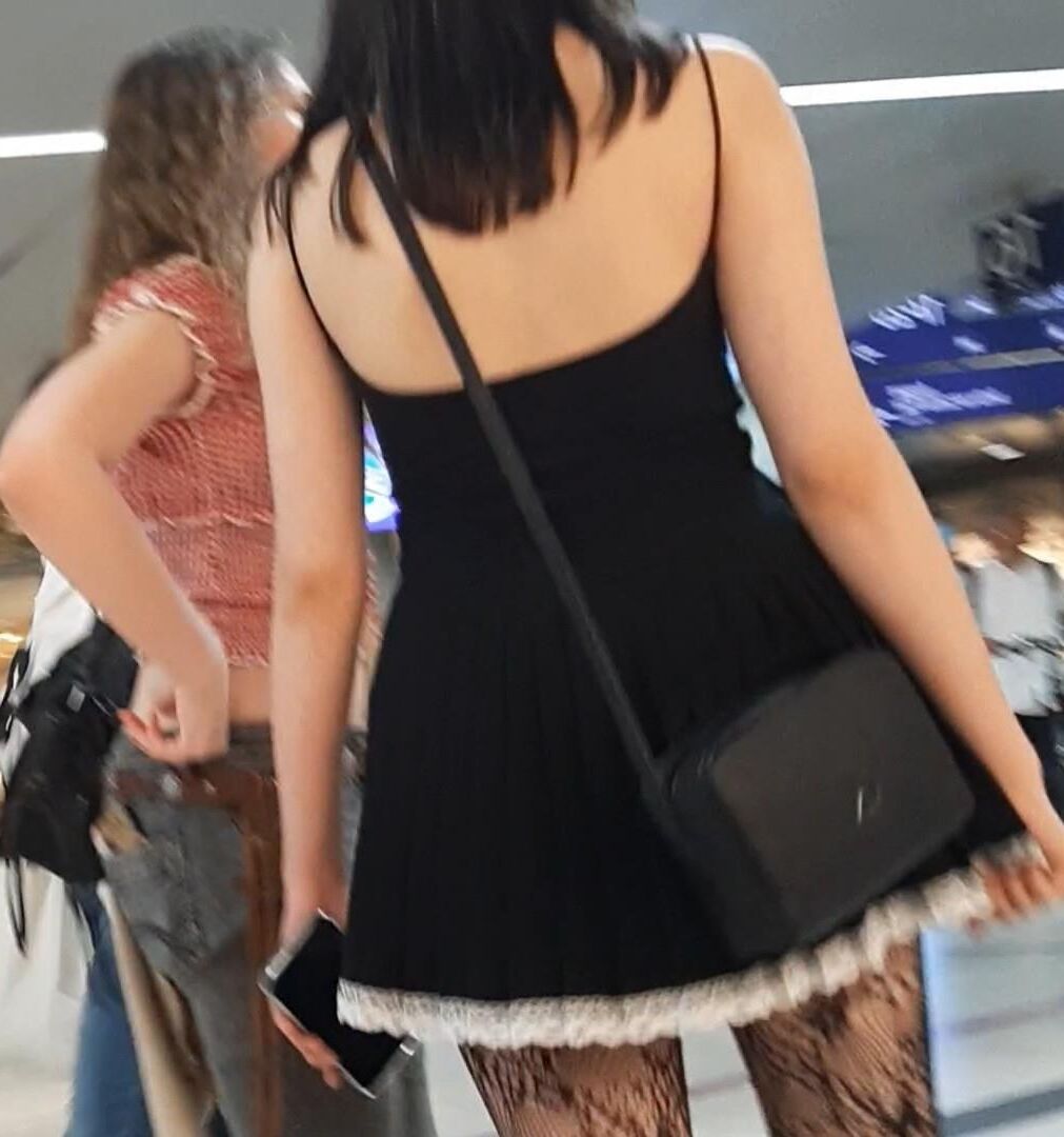 Streetgirls in skirts 