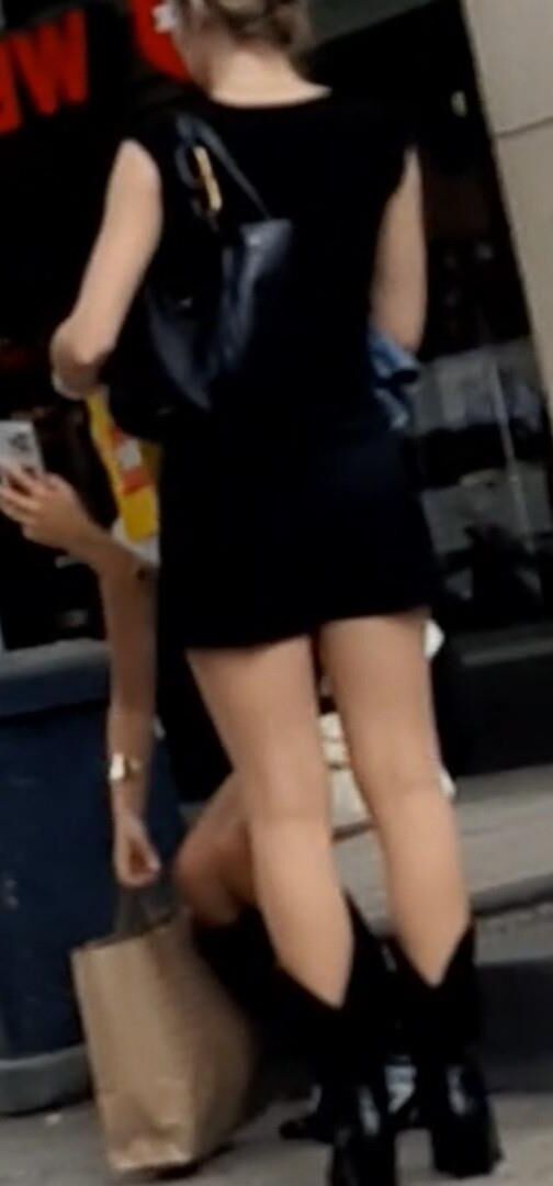 Streetgirls in skirts 