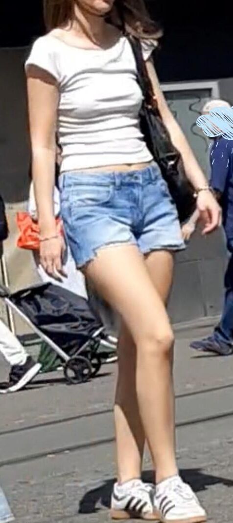 Streetgirls in shorts 