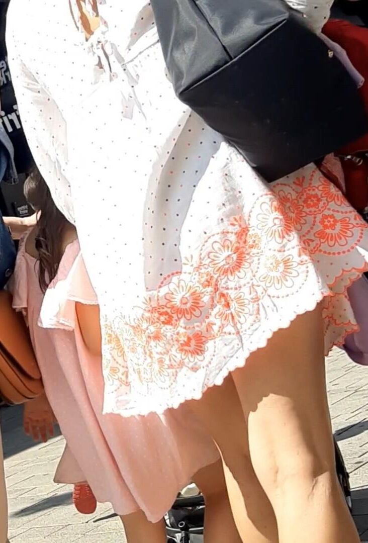 Streetgirls in skirts 