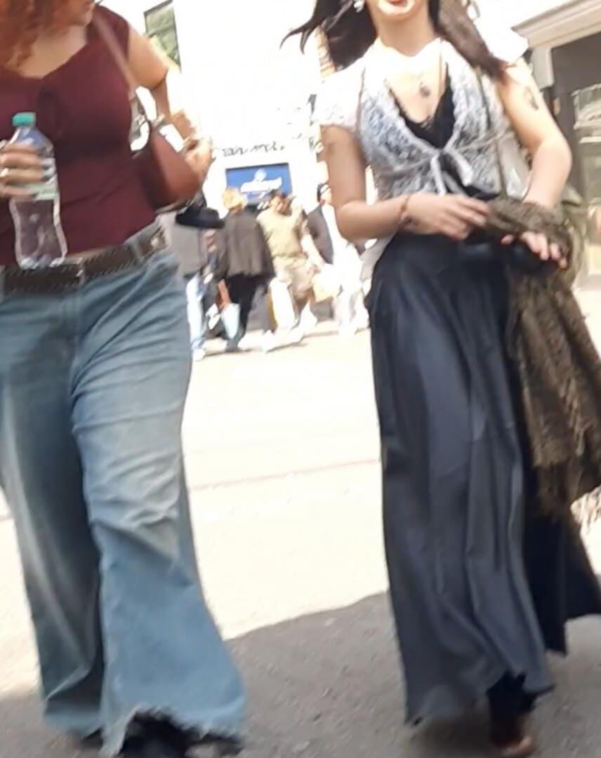 Streetgirls in skirts 