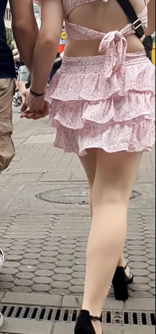Streetgirls in skirts 