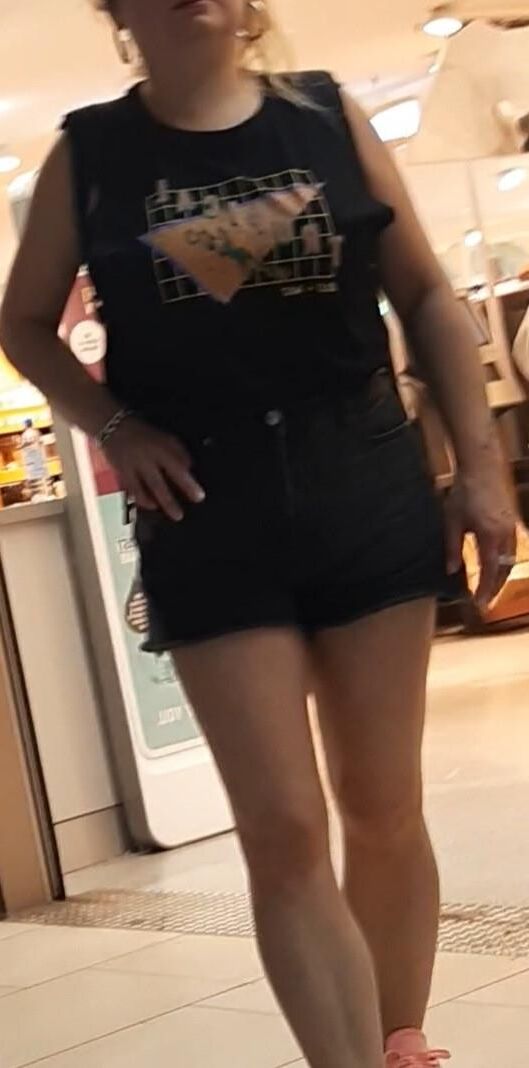 Streetgirls in skirts 